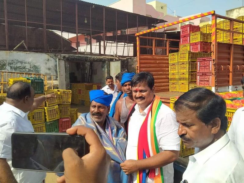 திருவண்ணாமலை சட்டமன்ற தொகுதி வெற்றி வேட்பாளர் தணிகைவேல் தாமரை சின்னத்திற்கு வாக்குகள் கேட்டு பிரச்சாரம் செய்த போது ...