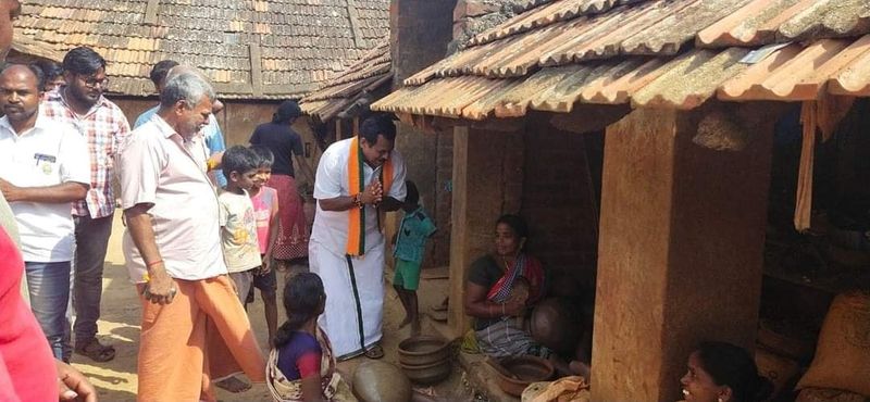 பெண்களை சந்தித்து வீடு வீடாக வாக்கு கெட வேட்பாளர் ரமேஷ் 