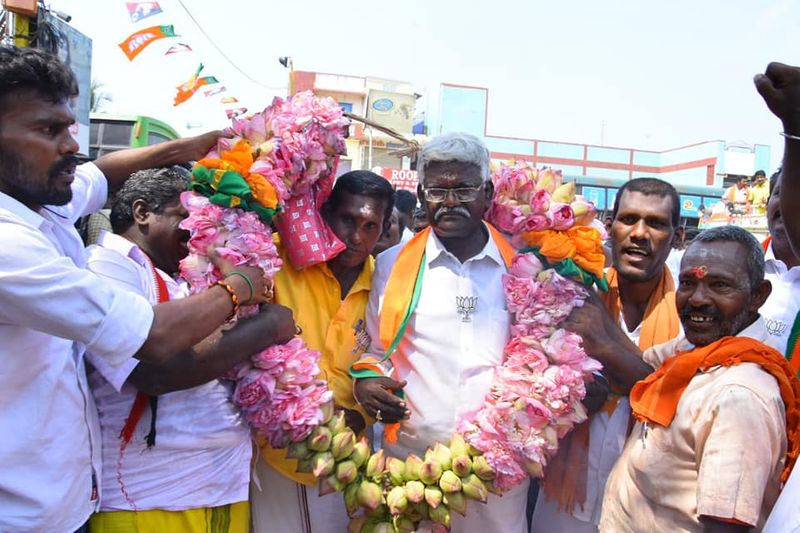 இராமநாதபுரம் சட்டமன்ற தொகுதி வெற்றி வேட்பாளர் குப்புராமுதாமரை சின்னத்தில் வாக்குகள் கேட்டு பிரச்சாரம் செய்த போது . .