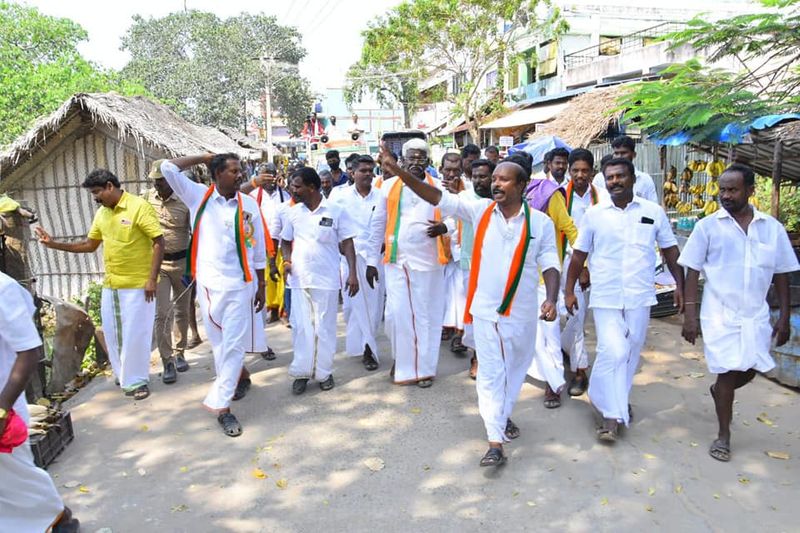 வீதிவீதியா சென்று பிரச்சாரம் 
