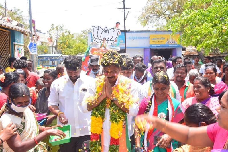 விருதுநகர் சட்டமன்ற தொகுதி வெற்றி வேட்பாளர் பாண்டுரங்கன் அவர்கள் தாமரை சின்னத்திற்கு வாக்குகள் கேட்டு பிரச்சாரம் செய்த போது ...