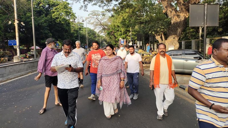 ஆயிரம் விளக்கு சட்டமன்ற தொகுதி வெற்றி வேட்பாளர் நடிகை குஷ்பு அவர்கள் தாமரை சின்னத்திற்கு வாக்குகள் கேட்டு பிரச்சாரம் செய்த போது . .
