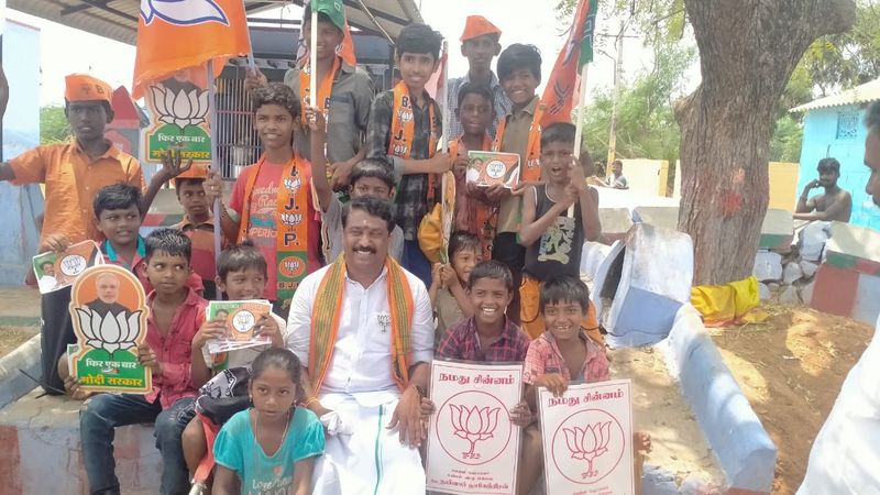 திருநெல்வேலி சட்டமன்ற தொகுதி வெற்றி வேட்பாளர் நைனார் நாகேந்திரன் தாமரை சின்னத்தில் வாக்குகள் கேட்டு பிரச்சாரம் செய்த போது . .