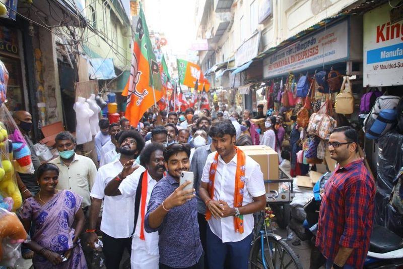 துறைமுகம் சட்டமன்ற தொகுதி வெற்றி வேட்பாளர் வினோ தாமரை சின்னத்திற்கு வாக்குகள் கேட்டு பிரச்சாரம் செய்த போது...