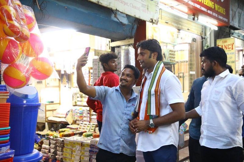 வாக்காளர்களுடன் செல்ஃபி 