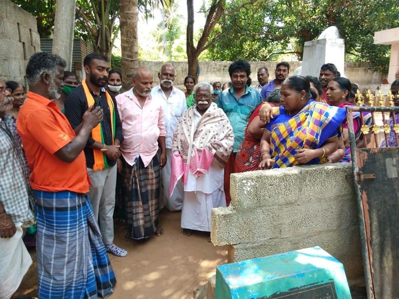 தாமரை சின்னத்தில் வாக்குகள் கேட்டு பிரச்சாரம் செய்த போது . .