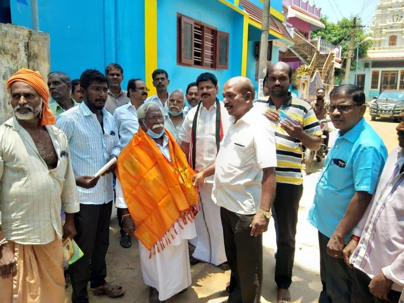 சால்வே அணிவித்து மக்கள் மரியாதை 