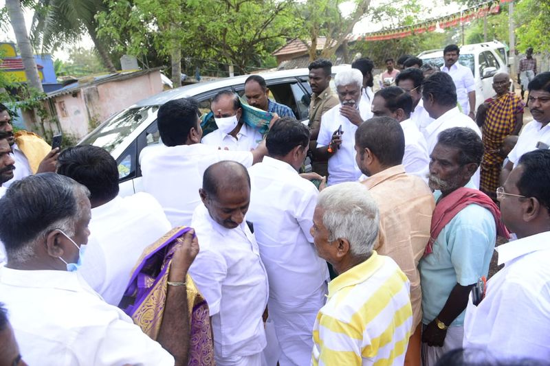 காரைக்குடி சட்டமன்ற தொகுதி வெற்றி வேட்பாளர் எச்.ராஜா தாமரை சின்னத்திற்கு வாக்குகள் கேட்டு பிரச்சாரம் செய்த போது...