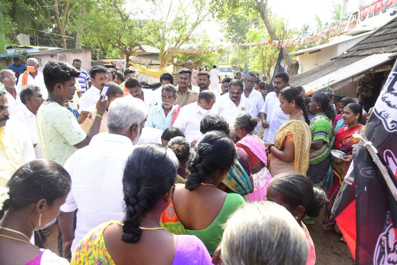 ஒன்று திரண்டு வரவேற்ற மக்கள் 