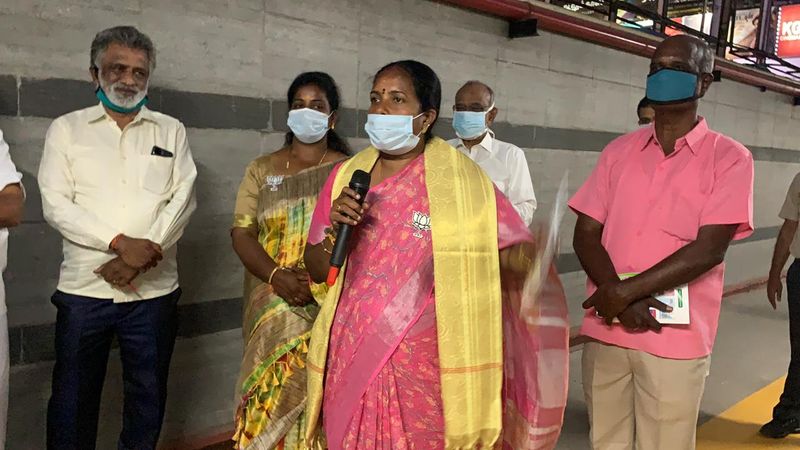 கோவை தெற்கு சட்டமன்ற தொகுதி வெற்றி வேட்பாளர் வானதி
ஸ்ரீனிவாசன் தாமரை சின்னத்திற்கு வாக்குகள் கேட்டு பிரச்சாரம் செய்த போது...