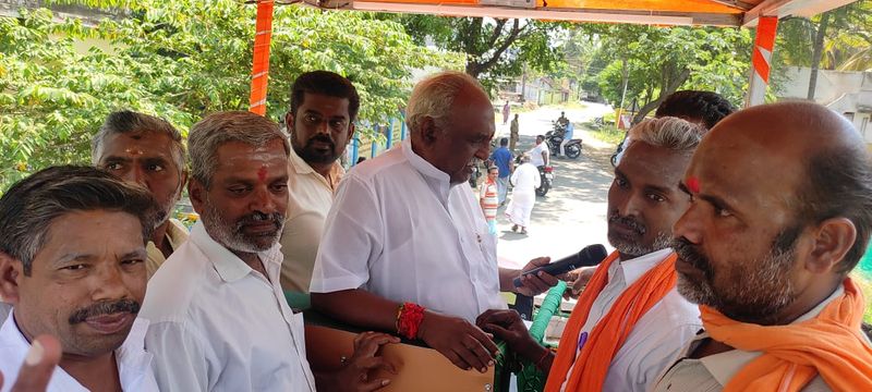 கன்னியாகுமரி நாடாளுமன்ற தொகுதி வெற்றி வேட்பாளர் பொன் ராதா கிருஷ்ணன் தாமரை சின்னத்திற்கு வாக்குகள் கேட்டு பிரச்சாரம் செய்த போது... 