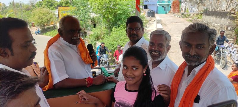 சந்தோசம் நிறைந்த புகைப்படம் 