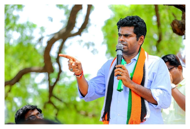 அரவக்குறிச்சி சட்டமன்ற தொகுதி வெற்றி வேட்பாளர் அண்ணாமலை
தாமரை சின்னத்திற்கு வாக்குகள் கேட்டு பிரச்சாரம் செய்த போது ...