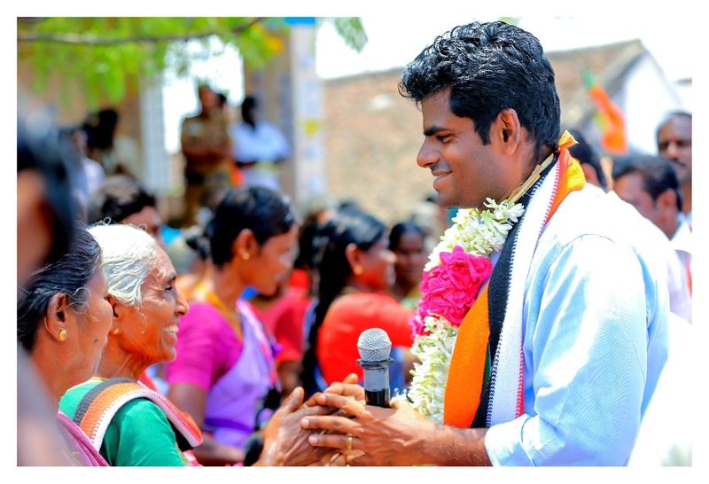 மலை அணிவித்து மக்கள் மரியாதை 