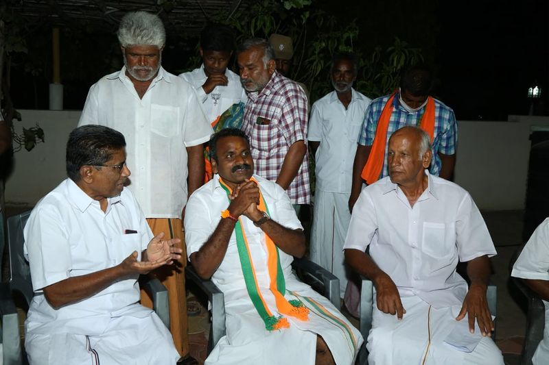  தாராபுரம் சட்டமன்ற தொகுதி வெற்றி வேட்பாளர் எல்.முருகன்
உப்பாறு பாசன விவசாய சங்கத்தினரை சந்தித்து தாமரை சின்னத்திற்கு வாக்குகள் கேட்டு பிரச்சாரம் செய்த போது ...