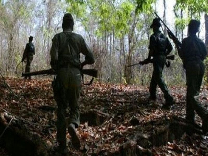 चारों तरफ से घिरे जवानों के पास कोई चारा नहीं बचा था। उसके बाद भी जवानों ने हिडमा की बटालियन को मुंहतोड़ जवाब दिया है। कुछ जवानों ने जोनागुड़ा से लगे गांव की ओर पोजिशन के लिए वहां जाने की कोशिश की, लेकिन नक्सलियों ने वहां भी उनका पीछा कर फायरिंग की। नक्सली हमला कर हथियार, सामान लूटते गए और पीछे जंगलों में भागते गए।
