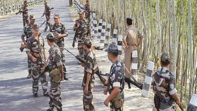U शेप में बनाए गए एंबुश में दाखिल होने के बाद जवानों के आगे बढ़ने का रास्ता बंद हो गया था। जिसके बाद नक्सलियों ने तीन तरफ से घेर लिया था। हिडमा की बटालियन पहाड़ के ऊपर थी और जवान नीचे। उसके बाद जवानों की घेराबंदी कर उन पर ताबड़तोड़ फायरिंग शुरू कर दी।

