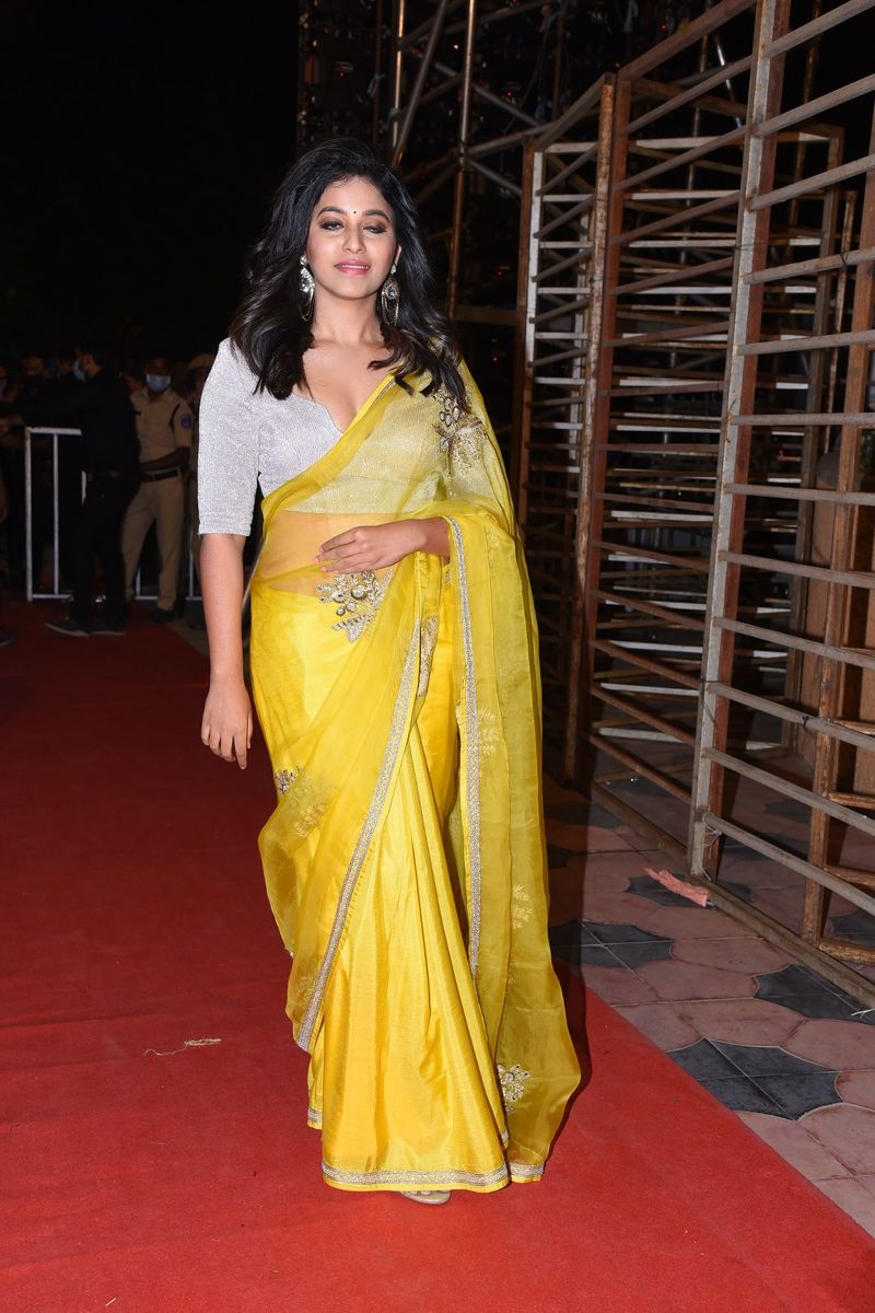 `వకీల్సాబ్` ప్రీ రిలీజ్ ఈవెంట్లో స్పెషల్ ఎట్రాక్షన్గా నిలిచిన అంజలి.