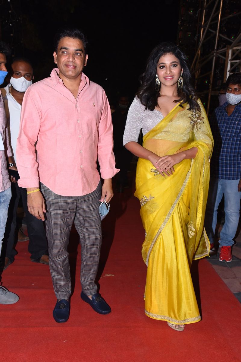 `వకీల్సాబ్` ప్రీ రిలీజ్ ఈవెంట్లో స్పెషల్ ఎట్రాక్షన్గా నిలిచిన అంజలి.