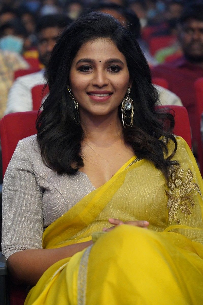 `వకీల్సాబ్` ప్రీ రిలీజ్ ఈవెంట్లో స్పెషల్ ఎట్రాక్షన్గా నిలిచిన అంజలి.