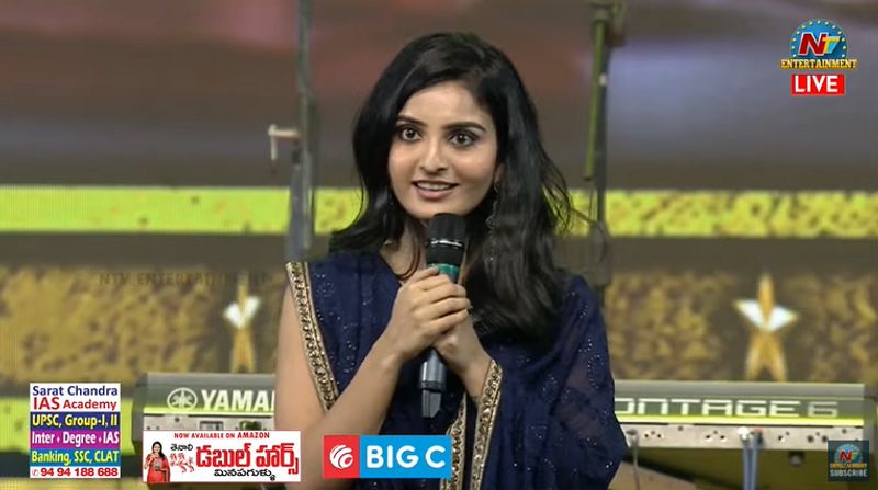 బ్లూ హాఫ్ శారీలో పరువాలు పోయింది. చూపులతోనే చంపేస్తుంది.