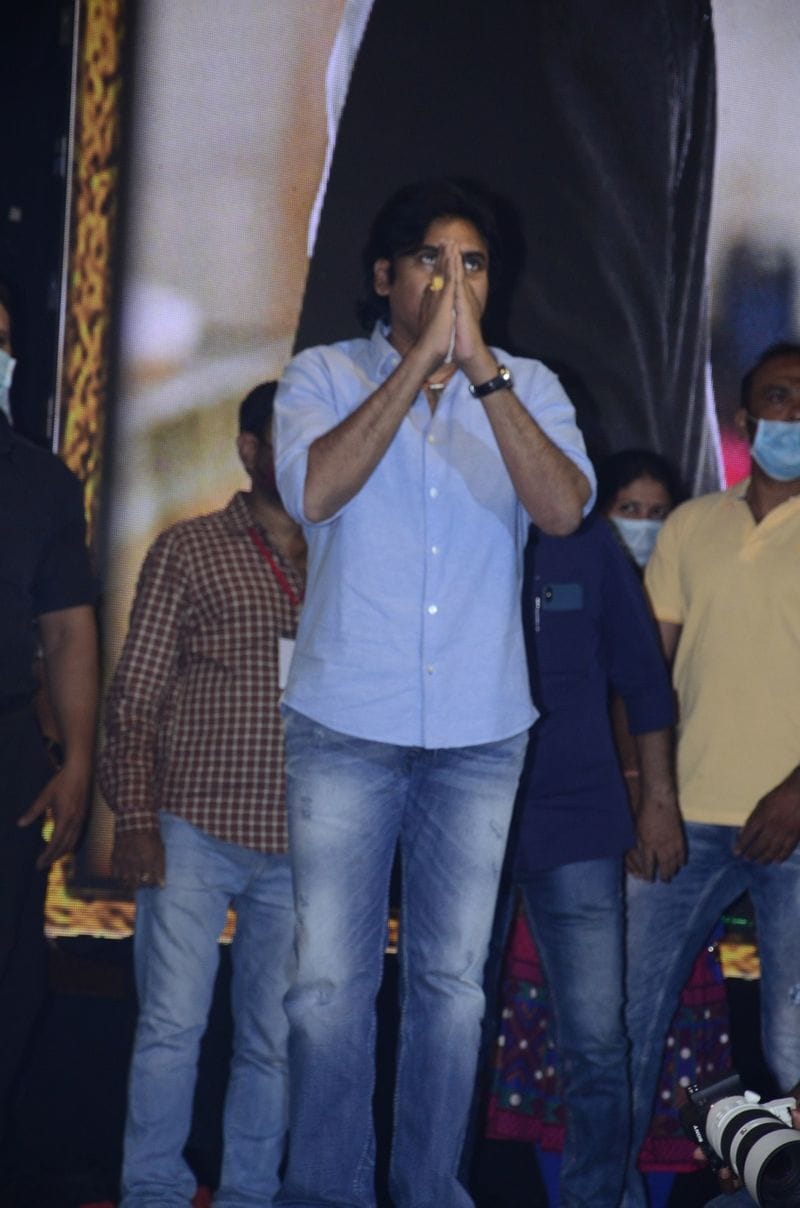 శ్రీకృష్ణుడి సుదర్శన చక్రంలోని పదునంత పొగరుందని చెప్పా. అన్నింటికంటే జై పవర్ స్టార్ అని అరిచే అభిమాని గుండెకున్నంత పొగరుందని చెప్పా. మై నేమ్ ఈజ్ బండ్ల గణేష్, మై గాడ్ ఈజ్ పవన్ కళ్యాణ్. అన్నారు.
