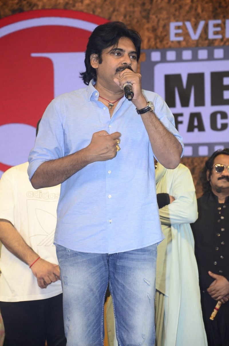 బ్రిటీష్ సామ్రాజ్యపు జెండా దించేసి, ఎర్రకోట మీద ఎగిరిన మువ్వన్నెల జెండాకున్నంత పొగరుందని చెప్పా. భారత రాజ్యాగంలో అంబేద్కర్ చేతి రాతకున్నంత పొగరుందని చెప్పా. యవ్వనంలో దేశం కోసం ఉరితాడును ముద్దాడిన భగత్ సింగ్ దేశభక్తిలో ఉన్నంత పొగరుందని చెప్పా. పరశురాముడి గొడ్డలికున్నంత పదును, శ్రీరాముడు విడిచిన బాణంలోని పదునంత పొగరుందని చెప్పా.