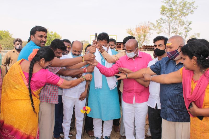 <p>ರಾಜಾನುಕುಂಟೆ ಗ್ರಾಮ ಪಂಚಾಯಿತಿ ವ್ಯಾಪ್ತಿಯಲ್ಲಿ ಎಫ್ ಎಸ್ಟಿಪಿ ಘಟಕ ಕಾಮಗಾರಿಗೆ ಗುದ್ದಲಿ ಪೂಜೆ ನೆರವೇರಿಸಿದ ವಿಶ್ವನಾಥ್</p>