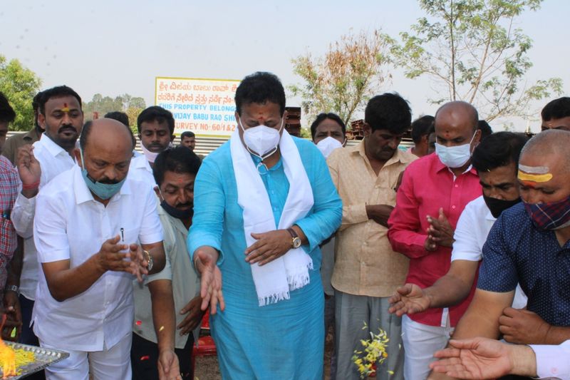<p>ಗ್ರಾಮಾಂತರ ಪ್ರದೇಶದ ಶೌಚಾಲಯಗಳಲ್ಲಿ ಫಿಟ್ಗುಂಡಿಗಳನ್ನು ನಿರ್ಮಿಸಿ ತುಂಬಿದ ಬಳಿಕ ಕೆರೆ ಚರಂಡಿಗಳಿಗೆ ಬಿಡಲಾಗುತ್ತಿತ್ತು. ಆದರೆ ಇದೀಗ ಎಫ್ ಎಸ್ಟಿಪಿ ಘಟಕ ನಿರ್ಮಾಣ ಆಗುವುದರಿಂದ ಕೊಳಚೆ ನೀರನ್ನು ಶುದ್ಧೀಕರಿಸುವುದರ ಜೊತೆಗೆ ಮಲತ್ಯಾಜ್ಯವನ್ನು ವೈಜ್ಞಾನಿಕವಾಗಿ ಸಂಸ್ಕರಿಸಿ ಗೊಬ್ಬರವನ್ನಾಗಿಸಿ ಕೃಷಿಗೆ ಬಳಸಬಹುದಾಗಿದೆ ಎಂದು ಹೇಳಿದ ಶಾಸಕ ವಿಶ್ವನಾಥ್</p>