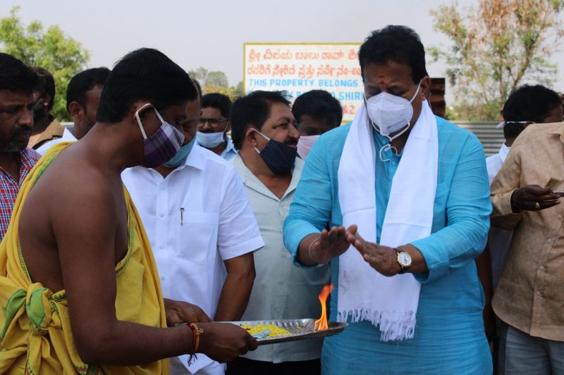 <p>ಈ ಸಂದರ್ಭದಲ್ಲಿ ಜಿಲ್ಲಾ ಪಂಚಾಯಿತಿ ಎಂಜಿನಿಯರ್ ಪ್ರಭು, ಜಿಲ್ಲಾ ಪಂಚಾಯಿತಿ ಸದಸ್ಯ ವೆಂಕಟೇಶ್, ಬಿಜೆಪಿ ಮುಖಂಡರಾದ ಹನುಮಯ್ಯ, ಮೋಹನ್ ಮತ್ತಿತರರು ಹಾಜರಿದ್ದರು.</p>