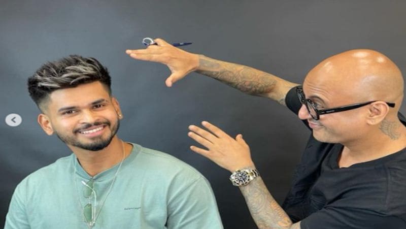 दरअसल उन्होंने सेलेब्रिटी हेयर स्टाइलिस्ट आलिम हकीम से अपना हेयर कट लिया है। जिसमें उन्होंने अपने बालों के ग्रे कलर दिया है और साइड से जीरो कट रखा है। 