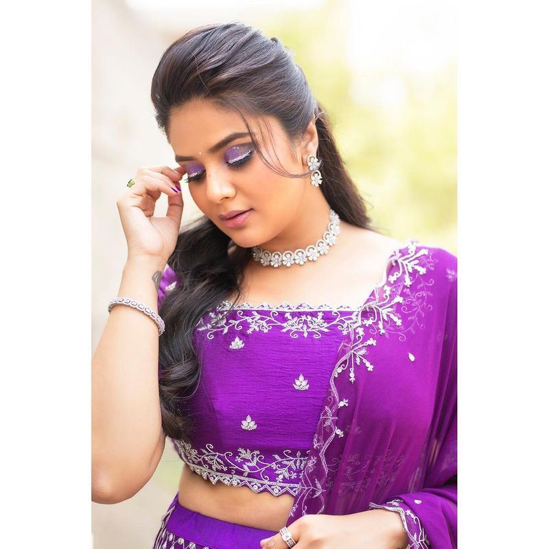యాంకర్ గా వచ్చిన ఫేమ్ తో బుల్లితెరపై కూడా అవకాశాలు దక్కించుకుంటుంది శ్రీముఖి. పలు చిత్రాలలో శ్రీముఖి చిన్న చిన్న పాత్రలు చేశారు.