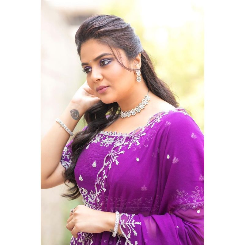 సంసార సుఖానికి దూరమైన ముగ్గురు అంకుల్స్ ని తన వలలో వేసుకొనే టీవీ యాంకర్ గా ఆమె బోల్డ్ రోల్ చేస్తున్నట్లు సమాచారం.