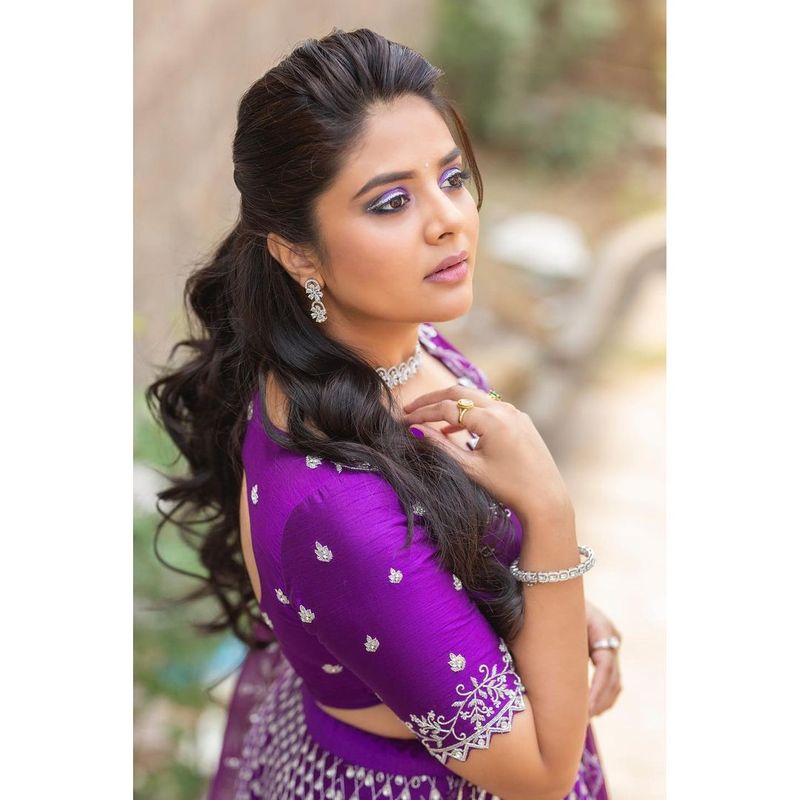 అందమైన డిజైన్ కలిగిన పర్ఫుల్ కలర్ చోళీ, లెహంగాలో శ్రీముఖి సూపర్ హాట్ గా ఉన్నారు. దీనితో ఫ్యాన్స్ ఆ ఫోటోలను వైరల్ చేయడమే కాకుండా, కామెంట్స్ చేస్తున్నారు.