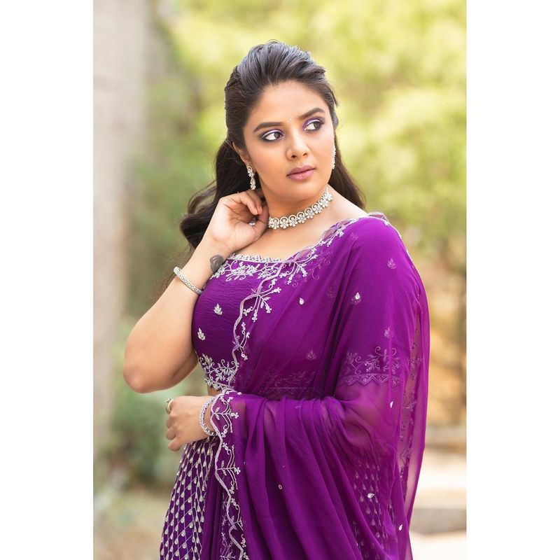 బుల్లితెర టాప్ యాంకర్స్ లో ఒకరిగా ఉన్న శ్రీముఖి.. షోలో ఉంటే ఆ ఉత్సాహమే వేరు. తన ఎనర్జీతో కార్యక్రమంలో మంచి జోష్ నింపుతుంది శ్రీముఖి. అందుకే పలు బుల్లితెర షోలకు ఆమె యాంకర్ గా ఉన్నారు.