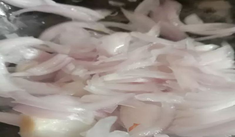 अब प्याज से पानी छान लें और इसे छलनी में डालकर अलग रख दें। प्याज में पानी नहीं बाकी रहना चाहिए। 
