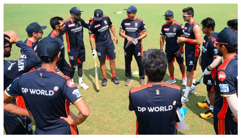 <p>৯ তারিখ আইপিএলের প্রথম দিনই মুম্বই ইন্ডিয়ান্সের বিরুদ্ধে মাঠে নামছে আরসিবি। তার আগে যেভাবে দলের একের পর এক ক্রিকেটার করোনা আক্রান্ত হচ্ছে , তাতে চিন্তা বাড়ছে বিরাট কোহলি সহ আরসিবি টিম ম্যানেজমেন্টের।</p>