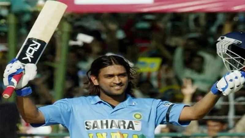 23 दिसंबर 2004 को अंतरराष्ट्रीय क्रिकेट में डेब्यू करने वाले महेंद्र सिंह धोनी ने 4 महीने के अंदर ही बड़ा कारनामा करके दिखाया। दरअसल, नंबर 7 पर बल्लेबाजी करने वाले धोनी को इस मैच में तीसरे नंबर पर बैटिंग करने भेजा। उन्होंने इसका पूरा फायदा उठाया और अपने करियर का पहला शतक लगाया।