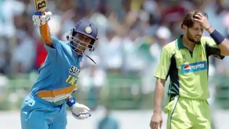 बता दें कि दूसरे विकेट के लिए वीरेंद्र सहवाग और एमएस धोनी ने 96 रन की तूफानी पार्टनरशिप की। सहवाग 40 गेंदों में 74 रन बनाकर आउट हुए। वहीं, धोनी ने अपना पहला शतक महज 88 गेंदों में पूरा किया था।