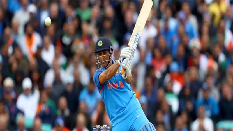उनकी कप्तानी में भारत टेस्ट क्रिकेट में नंबर एक रैंकिंग हासिल करने में भी कामयाब रहा। इतना ही नहीं उनकी कप्तानी में भारत ने 3 वर्ल्ड कप (आईसीसी t20 विश्वकप 2007, एशिया कप 2010 और 2016, आईसीसी विश्व कप 2011) अपने नाम किए। उनकी आईपीएल फ्रेंचाइजी चेन्नई सुपर किंग्स भी उनके नेतृत्व में तीन बार टूर्नामेंट जीतने में कामयाब रही है।