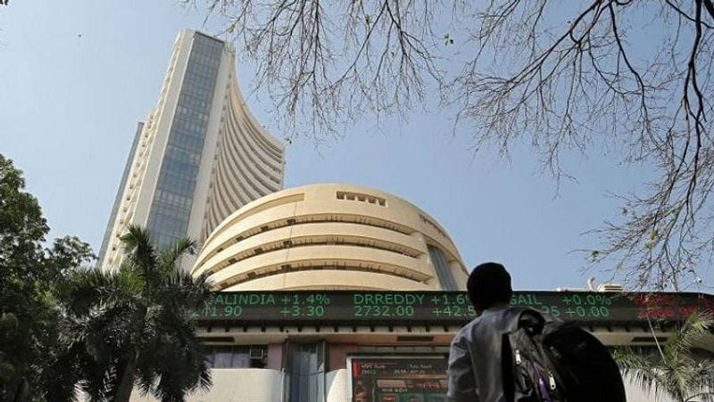 share market today :Sensex losses 566 pts, Nifty around 17,800 dragged by IT, banks; metal, power gain