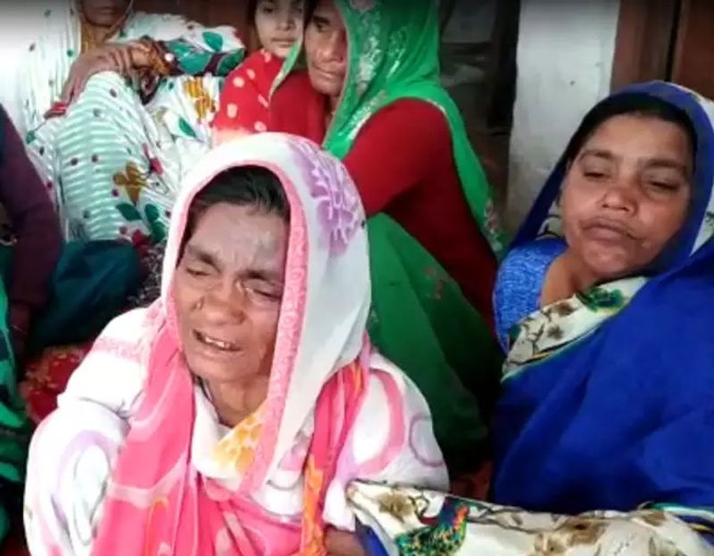 मार्च में छुट्टियों में आए थे घर धर्मदेव
धर्मदेव के पिता रामाश्रय गुप्ता ने बताया कि बचपन से धर्मदेव देश की सेवा के लिए फोर्स में जाने की बात कहते थे। मार्च के महीने में वो छुट्टी लेकर गांव आए थे। होली के 10 दिनों पहले धर्मदेव छुट्टी बिताकर वापस ड्यूटी पर लौटे थे। ड्यूटी पर जाते समय उन्होंने जल्द वापस आने का वादा किया था। लेकिन अब उनकी शहादत की खबर आई है।
