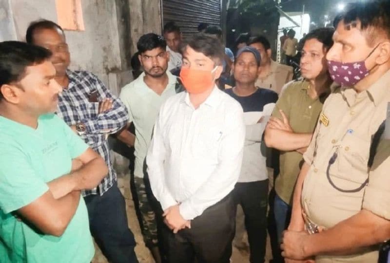 छोटा भाई भी सीआरपीएफ में है जवान
धर्मदेव के छोटे भाई धनंजय भी सीआरपीएफ के जवान हैं। धर्मदेव के साथ ही उनका भी चयन सीआरपीएफ में हुआ था। वर्तमान में धनजंय भी छतीसगढ़ में तैनात हैं।
(शहीद के घर पहुंजे डीएम)
