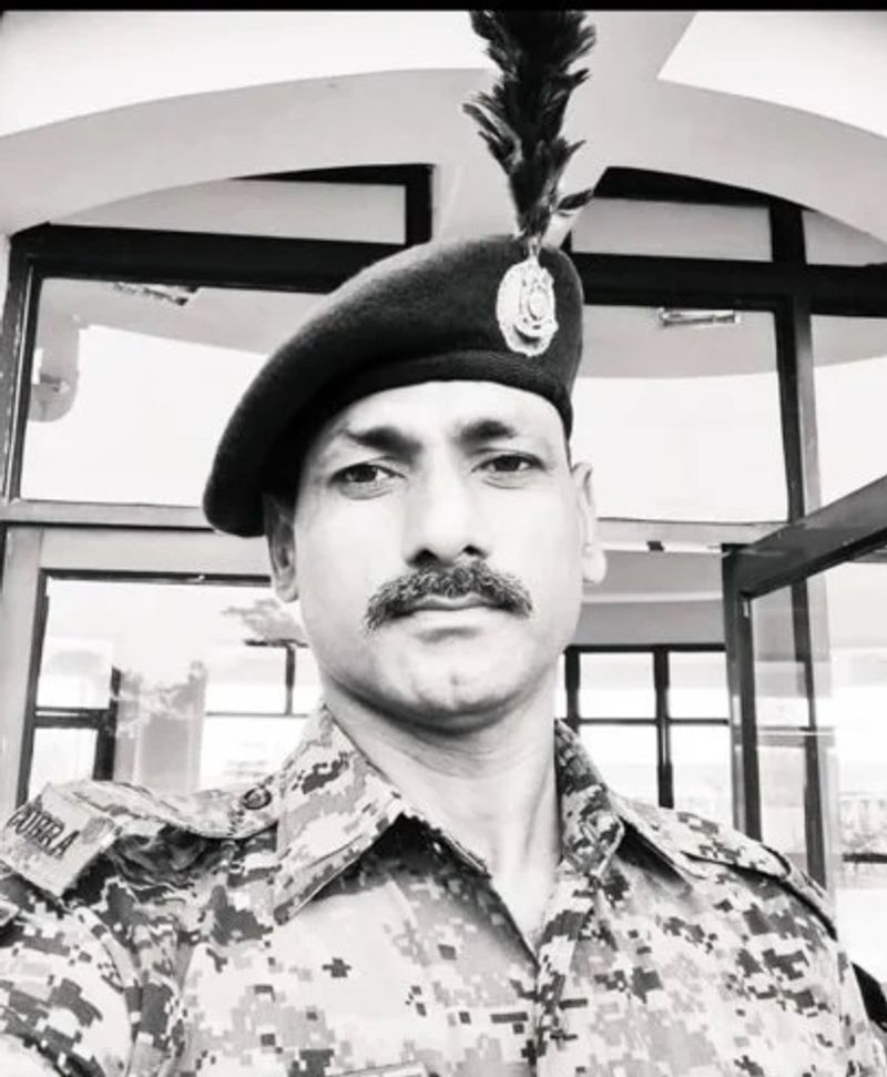 शहीद पति की फोटो देखकर बेहोश हुई पत्नी
वहीं, शहीद होने वाले जवानों में अयोध्या राम जन्मभूमि से लगभग दो किलोमीटर दूर स्थित रानोपाली गांव के राजकुमार यादव भी हैं। जिनके शहादत की खबर सुनकर उनकी पत्नी बेहोश हो जा रही हैं। शहीद राजकुमार यादव के भाई ने बताया कि जिला अधिकारी ने रात भर डॉक्टर को यहां रहने को कहा था। लेकिन वह आकर 10 मिनट बाद ही यह कहकर चले गए कि कोई दिक्कत होगी तो बुला लीजिएगा।