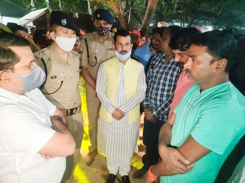 पहले परिवार को लगा कोरोना से गई जान
शहीद के परिवार वालों से किसी को मिलने की अनुमति नहीं दी जा रही है। शहीद के घर के बगल में रहने वाली चाची ने बताया कि उनको लोगों की भीड़ देखकर लगा कि उनकी मौत कारोना की वजह से हुई है।
(शहीद के घर पहुंचे महापौर, डीएम और एसपी)