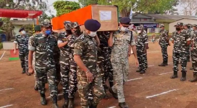 कौन थे शहीद जवान धर्मदेव कुमार
चंदौली का लाल धर्मदेव कुमार शहीद हो गए। रविवार देर शाम धर्मदेव के घरवालों को शहादत की सूचना मिली तो गांव शाहबगंज में मातम छा गया। बता दें कि धर्मदेव सीआरपीएफ के स्पेशल ग्रुप कोबरा बटालियन में कमांडो के पद पर तैनात थे। साल 2013 में सीआरपीएफ में उनका चयन हुआ था।
