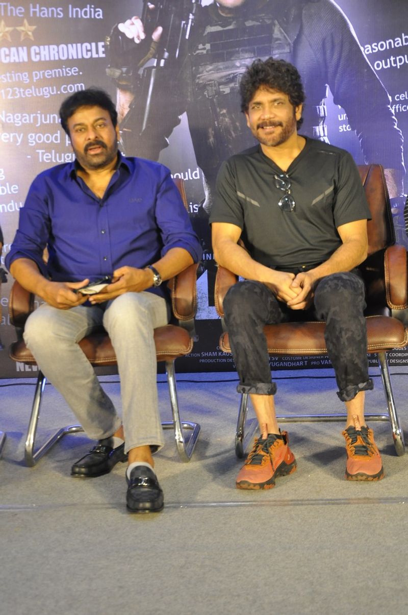 అయితే మూవీ చూసేటప్పుడు అనుకోకుండా నేను లీనమైపోయాను. కనీసం బ్రేక్ తీసుకోకుండా చివరివరకు ఉత్కంఠగా వైల్డ్ డాగ్ మూవీ చూశాను. వైల్డ్ డాగ్ ప్రతి ఒక్కరు చూడాల్సిన సినిమా. మనం అందరం గర్వించదగ్గ చిత్రం అని నాగార్జున అన్నారు.