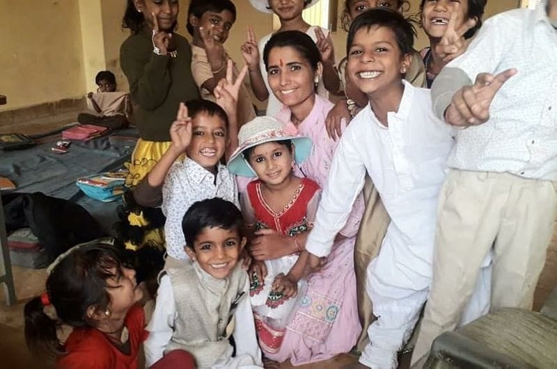 पिताजी ने मेरे इलाज पर 4 लाख खर्च किये। पड़ोसी ताने मारते थे कि बेटी पे इतना पैसा क्यों खर्च कर रहे हो? दूसर लोग मुझे गंजी बुलाते थे। मैंने खुद को चार दीवारों में समेट लिया था। फिर से काम शुरू करने के बाद भी, मैं अपने सिर को ढकने के लिए टोपी पहनने लगी। फिर मैंने पड़ोस में एक संगीत शिक्षक की क्लास ज्वाइन की। यहां मैंने हारमोनियम बजाना शुरू किया-इससे मुझे मेरा दिमाग भटकाने में मदद मिली। मैं ड्रिपेस होने से बच गई।
