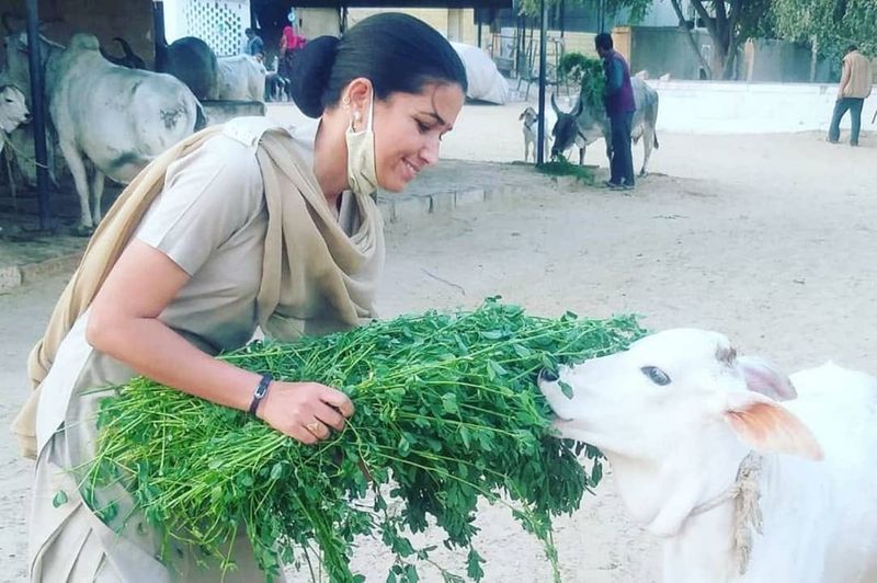 फिर आगे की पढ़ाई करने मैं पड़ोसी गांव में स्कूल जाने लगी। इसके लिए मुझे रोजाना 6 किमी पैदल चलना पड़ता था। मेरे पड़ोसी मुझे चिढ़ाते थे। ‘इतना पढ़के क्या करोगी? ससुराल ही तो जाना है, पढ़ी लिखी बहू को कोई पसंद नहीं करता। लेकिन मैंने 10वीं तक कड़ी मेहनत से पढ़ाई की। और आगे की पढ़ाई करने शहर चली गई। फिर साल 2011 में मैंने पुलिस कांस्टेबल के लिए की भर्ती में आवेदन किया। और 50 लोगों में से, मैं लिखित परीक्षा पास करने वाली इकलौती लड़की थी। इसके बाद ये बात मैं पापा को बताने में घबरा रही थी लेकिन उन्होंने खुशी और हैरानी से कहा ‘ तेरा अधिकारी बनने का सपना पूरा होना ही चाहिए।'
