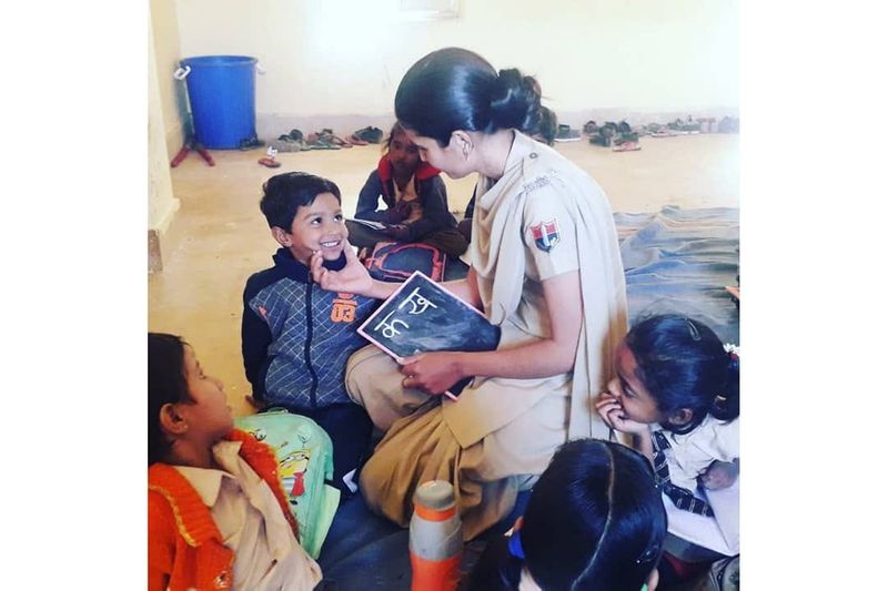 कुछ महीनों बाद, जब मेरे पति और मैं एक साथ रहना शुरू कर रहे थे, तब मैंने उन्हें अपने बारे में बताया। ओवेरियन कैंसर का मतलब था कि मां बनने की संभावनाएं कम थीं-फिर भी उन्होंने कहा, चाहे जो भी हो मैं तुम्हारे साथ रहना चाहता हूं । मैं जैसी भी थी मेरे पति ने वैसा ही मुझे स्वीकार किया और यही मेरे लिए काफी था। उसके बाद, मैंने अपना जीवन सामाजिक कार्यों के लिए समर्पित करने का निर्णय लिया। ड्यूटी के बाद मैं स्थानीय स्कूलों में घूमती और बच्चों को पढ़ाती थी। यहां बच्चों को मैंने इव टीजिंग, यौन शोषण, गुड-बैट टच आदि के बारे में बताया। बच्चे मुझे ‘पुलिसवाली दीदी’ कहने लगे।
